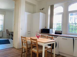 <p><span>Bel appartement/duplex rénové et meublé de 2 chambres, situé au rez-de-chaussée d'une agréable maison bruxelloise. Spacieux hall d'entrée avec WC séparé. Vaste living lumineux avec coin bureau, salle à manger et cuisine super-équipée ouvertes(frigo, four, lave-vaisselle, machine à laver et micro-ondes). Une petite chambre séparée avec salle de douche annexée. Niveau inférieur: Une grande chambre spacieuse avec salle de bain attenante comprenant baignoire et double lavabo. Nombreux espaces de rangement. Disponible immédiatement. Gaz et électricité à charge du locataire. Locations court-terme et Colocations non-acceptées. En plein coeur du quartier européen et proche de toutes commodités. A voir !</span></p>