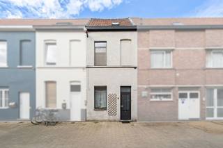 Deze instapklare woning ligt in de rustige wijk Rooigem, in een doodlopend straatje nabij het Fonteineplein. De aangename, gezinsvriendelijke omgeving biedt een mooie combinatie van rust en bereikbaarheid. Winkels en andere dagelijkse voorzieningen bevinden zich op fietsafstand. Dankzij het openbaar vervoer bereikt u vlot het stadscentrum, terwijl ook de belangrijkste invalswegen slechts enkele minuten verwijderd zijn.<br /><br />Bij het binnenkomen valt meteen de open indeling op. Op het gelijkvloers vormen de woon- en eetkamer samen met de keuken één gezellig geheel. Daarnaast is er een apart gastentoilet.<br /><br />De eerste verdieping omvat een ruime slaapkamer en de badkamer. Een tweede volwaardige slaapkamer bevindt zich onder het dak.<br /><br />Het autoluwe karakter van de straat biedt bovendien de mogelijkheid om voor de gevel rustig te genieten van een kop koffie, een aperitief of een gezellige lunch.<br /><br />Bent u op zoek naar een instapklare thuis op een rustige en goed bereikbare locatie in Gent? Contacteer Brent via brent@immofrancois.be voor meer informatie of een bezoek. Tot binnenkort!<br /><br />