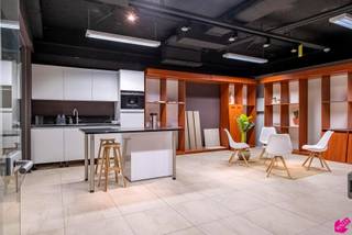 Het winkelcentrum is al meer dan 40 jaar een vaste waarde in Wilrijk.Er zijn verschillende leuke en creatieve zaken gevestigd: kledingwinkels,...