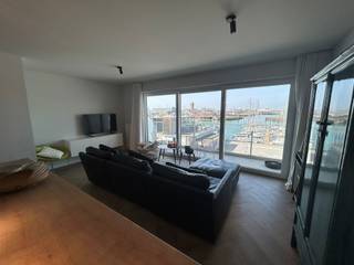 Ontdek dit lichtrijke 2 slaapkamer appartement in Zeebrugge, ideaal gelegen met een uniek lateraal, direct zicht op de haven. Hier geniet u...