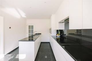 <p><span>ZOTTEGEM –</span><span> Vous êtes à la recherche d'une maison de 5 chambres à coucher prête à être emménagée ?</span></p><p><span>Alors cette propriété pourrait être pour vous !</span></p><p><span> </span></p><p><span>Les caractéristiques principales en bref :</span></p><ul><li><span>Située dans une rue résidentielle dans la zone rurale d'Erwetegem</span></li><li><span>Proche de la gare, de l'hôpital et des écoles de Zottegem </span></li><li><span>5 chambres à coucher avec possibilité d'en ajouter 2 </span></li><li><span>Grenier entièrement équipé</span></li><li><span>Panneaux solaires - 2 onduleurs - climatisation - adoucisseur d'eau</span></li><li><span>Excellent EPC 104kWh </span></li><li><span>Garage intérieur </span></li><li><span>Salle de sport avec sauna infrarouge et hammam</span></li><li><span>Nombreuses armoires encastrées </span></li><li><span>Jardin orienté au sud avec terrasse ensoleillée avec store</span></li></ul><p><span> </span></p><p><span>Voici à quoi ressemble le rez-de-chaussée :</span></p><p><span>Un hall d'entrée élégant avec vestiaire, un grand débarras et le très spacieux garage intérieur avec portail automatique télécommandé.</span></p><p><span> </span></p><p><span>Voici à quoi ressemble le premier étage :</span></p><p><span>Le très grand et lumineux salon et salle à manger avec sol en pierre naturelle et cheminée à bois. La cuisine avec plan de travail en granit Black Eye et équipée de tout le confort (appareils ATAG avec écran tactile, fours combinés... ). Le salon et la cuisine s'ouvrent tous deux sur la terrasse et le jardin orienté au sud. Un bureau/chambre et des toilettes pour les invités. </span></p><p><span> </span></p><p><span>Voici à quoi ressemble le deuxième étage :</span></p><p><span>La chambre principale avec des armoires encastrées et un lavabo. 2 chambres d'enfants  et la salle de bain équipée d'une baignoire, d'une grande douche à l'italienne et d'un double lavabo. En outre, des toilettes séparées et une buanderie.</span></p><p><span> </span></p><p><span>Voici à quoi ressemble l'étage mansardé :</span></p><p><span>Un très grand espace mansardé extrêmement lumineux (veluxes skylux) qui peut être divisé en 2 chambres ou servir de salle de jeux, de bureau, de salle de loisirs. Une salle de sport avec sauna infrarouge et hammam et un espace de rangement supplémentaire.</span></p><p><span> </span></p><p><span>PRIX INDICATIF : €598 000</span></p>