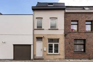 Mooie gerenoveerde woning gelegen op wandelafstand van het centrum en stadspark te Aalst.<br />De woning omvat op het gelijkvloers een ruime klare leefruimte met geïnstalleerde keuken. De droge kelder is ideaal als extra opslagruimte.<br />Op de eerste verdieping is een ruime slaapkamer en badkamer met groot ligbad, lavabomeubel en toilet.<br />Op de 2<sup>de</sup> verdieping zijn er nog twee extra kamers dus 3 in totaal. Het dak werd vernieuwd en geïsoleerd.<br />Heel mooie woning voorzien van alle comfort, centrale verwarming aardgas (Epc: 320kWh/m²) , dubbele beglazing PCV<br />Perfect woning voor starters of als opbrengsteigendom!<br />