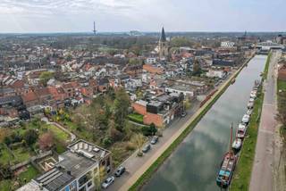 Deze karaktervolle stadswoning combineert ruimte, licht en authenticiteit met hedendaags comfort. Met vier volwaardige slaapkamers, een...