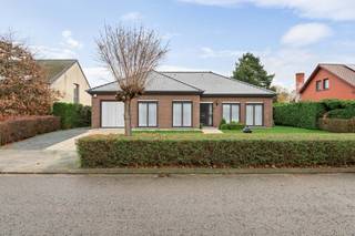 Goed onderhouden en degelijke open bebouwing op een perceel van 660 m² met 2 à 3 slaapkamers, garage en tuin! Rustig gelegen in een DOODLOPENDE...