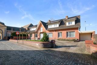 <p>In de charmante gemeente Lierde, pal aan de historische Kartuizersite, bevindt zich deze instapklare en uitzonderlijk ruime woning met een unieke, authentieke uitstraling.</p><p>De woning beschikt over maar liefst vijf volwaardige slaapkamers en kenmerkt zich door haar royale leefruimtes en overvloedige lichtinval. De volledig ingebouwde keuken sluit mooi aan bij het karakter van de woning. Daarnaast is er een aparte ruimte ideaal als bureau, perfect voor thuiswerk of zelfstandige activiteit.</p><p>De badkamer is praktisch ingericht en uitgerust met zowel een ligbad als een douche, wat zorgt voor optimaal comfort voor het hele gezin.</p><p>Buiten geniet u van een aangename tuin en een ruime voortuin met veel parkeergelegenheid, naast een garage.</p><p>Op technisch vlak is de woning uitgerust met verwarming op gas, zonnepanelen en een thuisbatterij, wat zorgt voor hedendaags comfort en energie-efficiëntie.</p><p>De ligging is bijzonder rustig, met een school en sportaccommodatie in de nabije omgeving, wat deze woning extra aantrekkelijk maakt voor gezinnen.</p><p>Een unieke kans voor wie op zoek is naar een statige, authentieke woning met uitstraling, ruimte en een uitzonderlijke ligging in een historisch kader.</p><p>Voor meer informatie of het inplannen van een bezoek kan u steeds contact opnemen met ons kantoor.</p>
