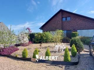 Ontdek deze ruime en instapklare woning op een perceel van ongeveer 900m², perfect voor wie houdt van comfort, ruimte en gezelligheid. Met...