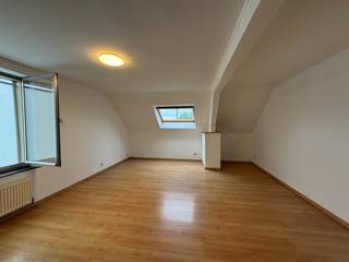 TE HUUR - Bureel - contract GEMEEN RECHT (geen hoofdverblijfplaats) - gelegen op de eerste verdieping en bestaande uit 3 aparte kamers, een...