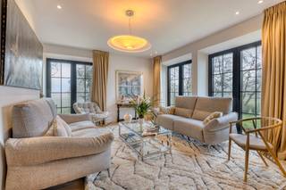 Langs de Koksijdesteenweg 27 te Oostduinkerke vinden we deze gerenoveerde villa op een zuidgericht perceel van 805m². De woning beschikt o.a. over...