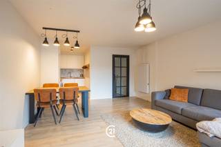 <p>Modern instapklaar appartement in het centrum van Zottegem!</p><p>In de Trapstraat, op slechts één zijstraat van het marktplein, bevindt zich dit éénslaapkamerappartement op de eerste verdieping. Dankzij de centrale ligging zijn winkels, horeca en openbaar vervoer vlot bereikbaar.</p><p>Het appartement beschikt over een aangename leefruimte met open keuken. Verder is er een ruime slaapkamer met aansluitende dressing, een douchekamer en een apart toilet.</p><p>Een modern en praktisch appartement op een uitstekende locatie, ideaal voor wie graag centraal woont.</p><p>Het appartement werd gerenoveerd in 2018.</p><p>De huurprijs bedraagt 645euro, de gemeenschappelijke kosten komen op 89euro.</p><p>Interesse? Aarzel niet en contacteer ons voor het inplannen van een bezoek ter plaatse.<br /> </p>