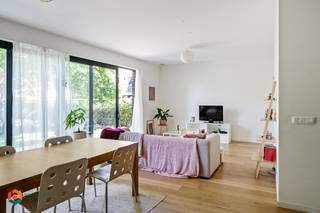 Op een toplocatie te Kessel, bevindt zich deze energiezuinige woning met drie slaapkamers, 2 badkamers, een zonnig terras en een ruime tuin. Dankzij de centrale ligging geniet u van een vlotte bereikbaarheid en bevinden winkels, scholen, horecazaken en openbaar vervoer zich in de onmiddellijke omgeving.<br /><br />We betreden de woning via de inkomhal, die voorzien is van een apart gastentoilet. De ruime en lichtrijke leefruimte biedt voldoende plaats voor een gezellige zithoek en een aparte eetruimte. Aansluitend bevindt zich de volledig uitgeruste keuken, voorzien van kwalitatieve toestellen. Verder bevindt zich een praktische berging die extra opslagruimte biedt. Vanuit de keuken heeft u rechtstreeks toegang tot het terras en geniet u van een mooi zicht op de ruime privatieve tuin. Achteraan de tuin bevindt zich een handig poortje dat rechtstreeks toegang biedt tot de omgeving, perfect voor een gezellige wandeling of een leuke fietstocht.<br />De nachthal leidt naar drie volwaardige slaapkamers, twee badkamers, een berging en een apart gastentoilet. De eerste badkamer is uitgerust met een ligbad, douche en dubbele lavabo. De tweede badkamer is uitgerust met een inloopdouche en dubbele lavabo.<br />De parkeerplaats is verplicht aan te kopen voor €15.000.<br /><br />Daarnaast is het appartement voorzien van zonnepanelen, vloerverwarming en een ventilatiesysteem. Deze moderne technieken dragen bij aan een optimaal wooncomfort en resulteren in een uitstekende energiescore.<br /><br />Dit is een uitstekende opportuniteit als u op zoek bent naar een energiezuinige woning met drie slaapkamers, twee badkamers, terras en tuin te Kessel. Contacteer ons voor meer informatie op 0479 13 63 69 of via info@boonstravastgoed.be.<br /><br />Bijzonderheden:<br />- Parkeerplaats<br />- Terras en tuin<br />- Drie slaapkamers