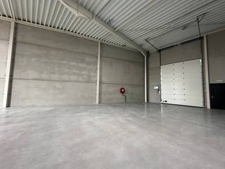 In het nieuwe bedrijvencentrum Stijn Streuvels te Waregem bieden wij een KMO-unit te huur aan van ca. 215m². Het magazijn is gelegen in de nabijheid van diverse invalswegen en de E17.<br /><br />Specificaties:<br />- Magazijn van ca. 215 m²<br />- Sectionale poort en aparte toegangsdeur <br />- Hoogte van ca. 6 m<br />- Grote raampartijen<br /><br />Bent u op zoek naar bedrijfsvastgoed bestaande uit een magazijn te huur in Waregem? Aarzel dan zeker niet om ons te contacteren op het nummer 056 21 11 11.