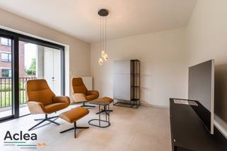 Bent u op zoek naar een instapklaar, recent appartement in Eeklo? Dan zal dit prachtig afgewerkte gelijkvloers appartement aan de Dullaert in Eeklo u onmiddellijk weten te bekoren! Het appartement bevindt zich op enkele passen van het stadscentrum, het Krügerpark, het Leen... <br /><br />Dit recent appartement van bouwjaar 2021 verkeert in absolute nieuwstaat en werd bovendien nooit eerder bewoond. U geniet hier van alle voordelen van energiezuinig wonen dankzij het gunstige EPC-label A. Daarnaast werd het appartement zeer hoogwaardig en kwalitatief afgewerkt.<br /><br />De bijzonder lichtrijke leefruimte vormt het centrale punt van het appartement. Dankzij de grote raampartijen baadt de woonkamer in veel natuurlijk daglicht en is er tevens een directe verbinding met het ruime overdekte terras van 12m². De stijlvolle open keuken is dé blikvanger van dit appartement en werd uitgerust met kwaliteitsvolle materialen, een stijlvol kookeiland en tijdloos design dat aansluit bij het appartement.<br /><br />Indeling:<br />- ruime inkomhal<br />- gastentoilet<br />- slaapkamer 1 (momenteel voorzien van sauna, die eventueel kan verwijderd worden)<br />- prachtige slaapkamer 2<br />- moderne badkamer met inloopdouche en badkamermeubel<br />- zeer lichtrijke woonkamer<br />- volledig ingerichte keuken<br />- berging/wasplaats<br />- overdekt zuid gericht terras met berging<br />- garagebox<br />- kelderberging<br />- gemeenschappelijke fietsenstalling<br /><br />De woonkamer is voorzien van automatisch bedienbare zonwering en de slaapkamers zijn tevens voorzien van raamdecoratie. Het appartement is ook reeds professioneel geschilderd.<br /><br />De mogelijkheid bestaat om het meubilair over te nemen.<br /><br />Een absoluut prachtig instapklaar appartement zoals u deze zelden zal tegenkomen. <br /><br />Kom deze unieke kans snel ontdekken en vraag uw bezoek aan!<br />09/377 31 77 - vastgoed@aclea.be