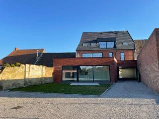 Leuk recent (bj 2023) penthouse met terras en 2 SLK! Goedgelegen nabij invalswegen. (+ 21%)INDELING: inkomhal met apart gastentoilet, lichtrijke...