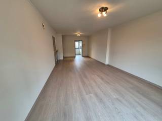 Duplexappartement te huur op de 2de verdieping die te bereiken is via een trap.<br /><br />Op de onderste verdieping bevindt zich een inkomhal, een leefruimte en een volledig ingerichte keuken met keramische kookplaats en dampkap.<br />Via de keuken kan u het terras betreden.<br /><br />Op de boven verdieping bevinden zich 2 slaapkamers &amp; een badkamer voorzien van een bad, douche, toilet en dubbele wastafel.<br /><br />- Inkomhal met jas -en schoenenberging.<br />- Ruime berging<br />- zuidgericht terras<br /><br />Onmiddellijk beschikbaar<br /><br />Ideaal voor wie comfortabel en rustig wil wonen.<br /><br />Heb je interesse? Klik op de gele balk <strong>'IK WENS EEN BEZOEK'</strong>