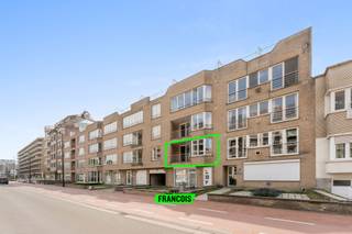 Dit instapklare appartement bevindt zich op de A. Ruzettelaan 99, parallel met de Zeedijk van Blankenberge. Dankzij de ligging nabij tal van eet- en winkelgelegenheden, én met een tramhalte op wandelafstand, geniet deze eigendom van een centrale en vlot bereikbare ligging aan de kust.<br /><br />Bij het betreden van het appartement komt u in de inkomhal die leidt tot de ruime, lichtrijke leefruimte. Grote raampartijen zorgen hier voor een aangename lichtinval en geven uit op een gezellig terras aan de voorzijde van het gebouw – perfect om buiten te genieten in alle rust.<br /><br />De leefruimte sluit naadloos aan op de volledig uitgeruste open keuken, voorzien van een kookplaat, dampkap, koelkast, spoelbak en een aansluitingsmogelijkheid voor een vaatwasser. De open indeling zorgt voor een luchtige en verbonden woonbeleving.<br /><br />Via een nachthal, bereikbaar vanuit de woonkamer, heeft u toegang tot de nachtruimtes. Het appartement beschikt over twee ruime slaapkamers en twee aparte badkamers: één badkamer is uitgerust met een douchecabine en enkele wastafel, de andere met een ligbad en eveneens een enkele wastafel. Verder treffen we in deze hal een handige bergruimte en een apart gastentoilet.<br /><br />Het appartement werd volledig voorzien van dubbele beglazing in PVC-raamwerk en beschikt over een gunstige EPC-score. Kortom, een comfortabele, goed ingedeelde en energiezuinige woonoplossing op een topligging aan zee.<br /><br />Tot slot is er op kelderniveau een garagebox die samen met het appartement wordt verhuurd.<br /><br />Aarzel niet en plan vandaag nog uw bezoek!<br /><br />Provisie €25/mnd voor de gemeenschappelijke kosten.<br /><br />Beschikbaar 01/12/2025<br /><br />