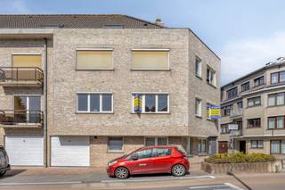 <p>immo DAVID stelt voor: ontdek samen met ons dit tweekamerappartement in het centrum van Asse. Het appartement bevindt zich op de eerste verdieping van een kleinschalig gebouw met lift en beschikt over een aangename, lichtrijke leefruimte van maar liefst 37 m². De vele raampartijen zorgen hier voor een bijzonder aangename en open sfeer. Via de woonkamer bereikt u de keuken, die praktisch aansluit op een technische ruimte. Deze ruimte kan bovendien perfect dienstdoen als extra bergruimte. Via de woonkamer en de overloop bereikt u de twee (slaap)kamers van respectievelijk 20 m² en 12 m². De overloop geeft eveneens toegang tot de badkamer en het aparte toilet, wat het wooncomfort ten goede komt. Een bijkomende troef is de rechtstreekse toegang tot de garage via de inkomhal. De ligging is uitzonderlijk goed: het appartement ligt op slechts 300 m van de markt van Asse, 150 m van openbaar vervoer, 500 m van het station van Asse, 700 m van de dichtstbijzijnde school, 20 m van winkels, 4 km van de autosnelweg, 5km van Laarbeekbos, 5 km van UZ Brussel en 450 m van de fietssnelweg. Hier woont u centraal én praktisch, met vrijwel alle dagelijkse voorzieningen binnen handbereik.</p>
