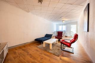 Bent u op zoek naar een investering of een appartement met twee slaapkamers? Dan stellen wij graag dit appartement op de derde verdieping in een kleinschalig gebouw zonder lift aan u voor!<br /><br />Indeling<br />Vooraan bevindt zich de woonkamer met daarnaast de eerste slaapkamer. Centraal is er de keuken en de douchekamer met toilet. Achteraan is er de tweede slaapkamer. <br /> <br />Ligging<br />Centraal gelegen nabij openbaar vervoer, verbindingswegen, scholen, winkels, horeca,... <br /><br />Pluspunten<br />- Elektriciteit conform <br />- Overal dubbele beglazing <br />- Kelderberging<br />- Uiterst centrale ligging<br /><br />Voor meer informatie of een bezichtiging kan u One vastgoed bereiken op volgend nummer 03 360 85 30.