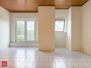 Voorzien van alle comfort zoals airco (met warmtepomp). Geschilderd appartement bestaande uit een inkomhall, living, aparte ingerichte keuken, slaapkamer op verdieping, badkamer, berging, garage en kelderberging.