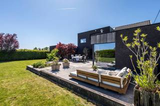 <p><strong>Moderne volledig gerenoveerde woning op uitzonderlijk groene toplocatie in Rumst<br /><br /></strong>Op zoek naar rust, ruimte en comfort? Deze prachtige, volledig gerenoveerde woning is gelegen in een bijzonder rustige en groene omgeving in Rumst, op een riant perceel van ca. 1.449 m².<br /><br />Met een bewoonbare oppervlakte van ca. 296 m² biedt deze eigendom tal van mogelijkheden. Dankzij de doordachte indeling kan de woning perfect opgesplitst worden in een privatief woongedeelte en een aparte werk- of hobbyruimte – ideaal voor een vrij beroep of wie wonen en werken wil combineren.<br /><br /><strong>Algemeen:<br /></strong>- Perceeloppervlakte: 1.449 m² in een prachtige groene omgeving<br />- Bruto bewoonbare oppervlakte: ca. 296 m² (incl. garage)<br />- EPC-score: B<br />- Volledig gerenoveerd in 2014<br />- Aparte hobby- of bureauruimte van ca. 26,5 m²<br />- Ruime en lichtrijke leefruimte op parket<br />- 3 volwaardige slaapkamers<br />- Prachtig aangelegde, zonnige tuin<br /><br /><strong>Technische kenmerken:<br /></strong>- Totaalrenovatie in 2014<br />- Energielabel B – 170 kWh/m² jaar<br />- 16 zonnepanelen<br />- 2 thuisbatterijen (samen 10 kW)<br />- Regenwaterrecuperatie<br />- Gasverwarming (cv)<br />- Asbestvrij<br />- Airconditioning op de eerste verdieping<br />- Bergzolder op de tweede verdieping<br />- Kelderberging<br /><br /><strong>Indeling:<br /></strong><span>Gelijkvloerse verdieping<br /></span>- Riante inkomhal met prachtig uitzicht op de tuin en tal van ingemaakte kasten<br />- Gezellige leefruimte op parket met sfeervolle houthaard<br />- Charmante, volledig uitgeruste keuken met alle nodige toestellen en een mooi uitzicht op de tuin<br />- Praktische bijkeuken met aansluitingen voor wasmachine en droogkast, voorzien van extra maatkasten<br />- Polyvalente ruimte met grote schuiframen (ca. 26,5 m²), naadloos aansluitend op de tuin — perfect als bureauruimte, praktijkruimte of als overdekt terras tijdens de zomermaanden<br />- Ruime garage (ca. 20 m²) met aansluitend een handige berging (ca. 14 m²)<br /><br /><span>Eerste verdieping<br /></span>- 3 volwaardige slaapkamers<br />- Recent vernieuwde, stijlvolle badkamer met dubbele wastafel, ligbad en ruime inloopdouche<br /><br />Deze instapklare woning combineert hedendaags wooncomfort, energiezuinigheid en een uitzonderlijke ligging in het groen. Een unieke kans voor wie op zoek is naar ruimte, privacy en multifunctionaliteit.<br /><br />Voor meer informatie of de online reservatie van een bezichtiging kan u terecht op www.deboerenpartners.be.</p>