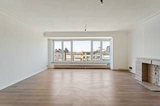Op zoek naar een appartement dat u volledig naar eigen smaak kunt afwerken? Dan is dit op te frissen appartement zeker een bezoek waard. De grootste troef is de ruime en aangename living van ca. 40 m², aangevuld met een recent vernieuwde keuken voorzien van nieuwe apparatuur en toegang tot het terras.<br /><br />Het appartement beschikt over een inkomhal met ingemaakte kasten, een ruime leefruimte met dichte haard, twee slaapkamers waarvan één met toegang tot het terras, een badkamer met douche, lavabo en toilet, een terras en een privatieve kelder.<br /><br />Het appartement bevindt zich langs een belangrijke verbindingsweg, waardoor winkels, scholen, openbaar vervoer en andere voorzieningen zich in de onmiddellijke nabijheid bevinden. Bovendien zijn omliggende gemeenten en belangrijke invalswegen vlot bereikbaar.<br /><br />Dankzij de praktische indeling, de ruime leefruimte en de nieuwe keuken biedt dit appartement heel wat potentieel voor wie op zoek is naar een woning die nog naar eigen smaak kan worden opgefrist.<br /><br />pluspunten: <br />- Ruime en lichtrijke living van ca. 40 m²<br />- Recent vernieuwde keuken met nieuwe apparatuur<br />- Praktische ingemaakte kasten in de inkomhal<br />- Privatieve kelderberging<br />- Vlotte verbinding naar belangrijke invalswegen<br />- EK conform <br />- EPC C<br /><br />Voor meer informatie of een afspraak ter plaatse, aarzel niet ons te contacteren. Wij zijn bereikbaar via het nummer 03 337 50 70 of info@vbvastgoed.be.