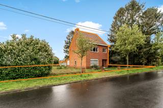 Goed onderhouden woning zonder renovatieplicht ! Deze goed onderhouden woning met 3 slaapkamers, op een ruim perceel van ongeveer 1050 m², is...