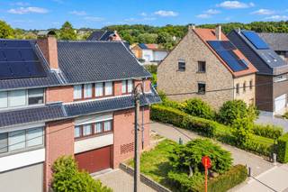 Een ruime en degelijke driegevel woning met oa. 3 slaapkamers, oprit/parking, garage, terras en tuin op een perceel van 9a86ca. Rustig gelegen nabij alle faciliteiten en invalswegen.<br /><br />Op het gelijkvloers: inkomhal met toilet (7.00m²), gezellige leefruimte (32.00m²), keuken (12.00m²), veranda (21.00m²);<br />Op de eerste verdieping: nachthal, 3 slaapkamers (8.50 / 16.50 / 17.00m²), badkamer (wastafel, bad, toilet);<br />Verder: bergzolder (18.00m²), kelders (19.00m²), ruime garage (36.00m²), oprit/parking, terras en aangename verzorgde tuin;<br /><br />Buitenschrijnwerk hout dubbele beglazing – Centrale verwarming op stookolie<br />EPC: 308 Kwh/m² (label: D - geen renovatieverplichting!) - UC: 3899748<br />Perceeloppervlakte: 9a 86ca - kadastraal inkomen: 1.346 EUR<br />Nutsvoorzieningen: regenwaterput<br />Vrij bij akte<br /><br />Stedenbouwkundige inlichtingen aangevraagd.