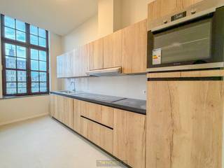 Gelegen op de markt van Oudenaarde, met frontaal uitzicht op het stadhuis, bevindt zich dit stijlvol gerenoveerde duplex-appartement met...