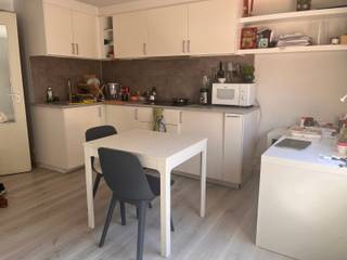 ONLY FOR STUDENTS: Cool bright studio, in Paris Street, on the corner with side street of Old Market. The studio has a sleeping area, desk, and equipped kitchen. Bathroom with shower, sink and toilet. 2 Large velux windows bathe the studio in light. <br />Immediately available.<br />Rent 695 + 150 € provision for utilities and internet.
