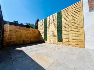 Deze stijlvolle en verzorgde rijwoning biedt verrassend veel ruimte en comfort op een topligging in het centrum van Tienen, op wandelafstand van de Grote Markt, winkels, scholen en het trein- en busstation.<br />De woning beschikt over een ruime leefruimte, een volledig ingerichte keuken met kwaliteitsvolle toestellen, waaronder twee koelkasten met diepvrieslades, een praktische wasplaats, drie volwaardige slaapkamers met deels ingemaakte kasten, twee badkamers met beiden een inloopdouche en maar liefst drie toiletten. Achteraan geniet u van een ruime koer waar het aangenaam vertoeven is.<br />Dankzij het gunstige EPC-label C combineert deze woning ruimte en wooncomfort met een verantwoord energieverbruik. Een ideale gezinswoning voor wie ruim en centraal wil wonen. <br />Voor meer info en/of een bezichtiging, kan u zich enkel en alleen registreren via de gele knop "bezoek aanvragen" onder de advertentie of via deze link: https://LTC.mijnhuurprofiel.be/property/d57bafeb-29a3-4ef5-8c53-c273c6c2f313. LET OP: telefonische oproepen en mails beantwoorden wij NIET!