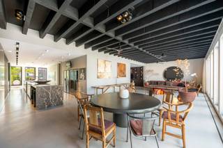 <p>OPEN HOUSE ZATERDAG 25/10 OM 11U.</p>
<p>SCHRIJF U IN <span>VIA DEZE KNOP</span> OF DOOR ONS TE CONTACTEREN OP 03/227 06 36 - WELCOME@DEMEESTER.EU<br /><br /></p>
<p>In het hart van Antwerpen, vlak bij het Centraal Station, winkelstraten, musea en luxeboetieks, ontdekt u dit unieke appartement.</p>
<p>De lift brengt u rechtstreeks naar de zesde verdieping, waar u binnenstapt in een lichtrijk appartement. De woning onderging in 2009 een grondige totaalrenovatie, uitgevoerd in een eigentijdse loftstijl met oog voor hoogwaardige afwerking.</p>
<p>De inkomhal met vestiaire en gastentoilet leidt u naar de open keuken, afgewerkt met marmer, inox en kwalitatieve toestellen van Miele. De aansluitende eetkamer met gashaard vormt een uitnodigende leefruimte waar koken en gastvrijheid centraal staan. Verder vindt u een aparte tv-kamer, die eveneens als tweede slaapkamer kan fungeren. Deze ruimte is uitgerust met schuifdeuren, een elektrisch uitschuifbaar bed en een aparte douchekamer.</p>
<p>Aan de andere zijde van de inkomhal bevindt zich de master suite met dressing en open badkamer in strak design, die naadloos doorloopt naar de keuken. Grote raampartijen en het terras creëren een harmonieus samenspel van licht en privacy. Alle ruimtes zijn bovendien afsluitbaar met schuifdeuren, waardoor u telkens een gevoel van rust en intimiteit behoudt. Over de volledige lengte van het appartement loopt een aangenaam terras van ca. 39 m², perfect voor een ochtendkoffie in de zon.</p>
<p>Een trap brengt u naar de zevende verdieping, waar zich momenteel een bureau, zomerkeuken en extra sanitair bevinden. Deze ruimte kan eenvoudig dienstdoen als derde slaapkamer. Absolute blikvanger is echter de uitzonderlijke daktuin van 172 m², uitgerust met een gasleiding voor barbecue, een automatisch sproeisysteem en een nieuw dak (2021). Hier geniet u zorgeloos van een oase van rust midden in de stad.</p>
<p>Extra comfort wordt geboden door Sonos-installatie, warmteluchtverwarming met koeling en bijkomende bergingen achter plafondhoge deuren.<br /><br />Bij dit appartement horen bovendien twee staanplaatsen die aangekocht kunnen worden aan 45.000;-EUR/ plaats en een ruime kelderberging.</p>