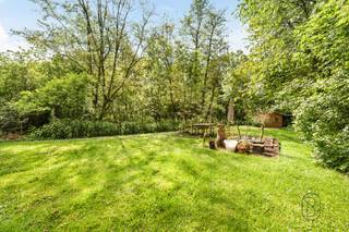 <p>Maison prête à emménager avec jardin plein sud près de Renaix<br />À proximité de Renaix, avec un accès rapide vers Brakel et à environ 1 heure de Bruxelles, découvrez cette maison prête à emménager offrant un jardin orienté plein sud et une vue dégagée sur les champs. Un cadre idéal pour allier tranquillité et accessibilité.<br />La maison propose une configuration pratique et modulable, adaptée à différents projets de vie. Au rez-de-chaussée, vous trouverez un hall d’entrée avec WC séparé, un séjour lumineux avec cuisine ouverte, deux chambres, un espace bureau et une salle de bains. Parfait pour une vie de plain-pied confortable.<br />À l’étage, une douche et un WC sont déjà installés, ainsi qu’un vaste grenier aménageable selon vos besoins (chambres supplémentaires, bureau, loisirs).<br />Le sous-sol complète l’ensemble avec une buanderie, de nombreux espaces de rangement et deux garages, dont un avec porte électrique et un pouvant accueillir deux véhicules.<br />À l’extérieur, profitez d’une agréable terrasse et d’un jardin plein sud avec une belle vue ouverte. Les panneaux solaires contribuent à une meilleure performance énergétique.<br />Un bien polyvalent, idéal pour familles, couples ou amateurs d’espace, dans un emplacement stratégique proche de Renaix et Brakel.<br />Cette annonce comprend certaines visualisations générées par IA.<br />À vendre via Immo Beguin, votre expert, avec des bureaux à Renaix, Waregem, Courtrai, Deinze, Tournai & Lessines<br />Plus d’infos ou planifiez votre visite : info@immobeguin.be</p>