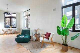 Instapklaar appartement op een zuchtje van Park Spoor Noord<br /><br />Welkom in de Oranjestraat 92 — hier woon je op een zucht van Park Spoor Noord. De straat geeft letterlijk uit op het park, de ideale plek voor een picknick, om te sporten of om te genieten van een lekker drankje in de zomerbar. Ook qua bereikbaarheid zit je hier goed: alle vormen van openbaar vervoer bevinden zich in de directe omgeving en de invalswegen zijn vlot bereikbaar.<br /><br /><br />Dit kleinschalige, eigenzinnige renovatieproject uit 2022 bestaat uit vier ruime éénslaapkamerappartementen die, dankzij de hoekligging, allemaal kunnen genieten van uitzonderlijk veel lichtinval.<br />Het appartement beschikt over een inkomhal, een handige (was)berging en een badkamer voorzien van douche, lavabo en toilet. Op de hoek vinden we de ruime leefruimte, uitgerust met een open keuken met alle gebruikelijke toestellen. De slaapkamer is aan de rustige achterkant gelegen.<br />Verder is er een privatieve kelderberging voorzien en beschikt het gebouw over een gemeenschappelijke fietsenberging.<br />Contacteer ons nu voor meer informatie of een bezoek ter plaatse!<br /><br />Bijzonderheden<br /><br />•Individuele meters en verwarming<br />•Conforme elektriciteit en gunstige EPC-score<br />•Per direct beschikbaar<br />•Leuke, opkomende locatie<br /><br />Verplichte vermeldingen:<br /><br />EPC: 140 kWh/m²<br />P-score: D<br />G-score: D<br />Stedenbouwkundige inlichtingen: Vg, Wg, Gvkr, Gmo, Gvv