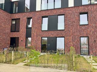 TE HUURWoning met gezellige voortuin en frontaal Leiezicht: inkomhal, gastentoilet, leefruimte, keuken, berging, 3 slaapkamers, badkamer, 2e...