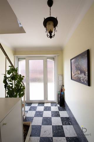 <p><span>Gezellig twee-slaapkamer appartement met terrasje op een rustige locatie te Deurne.</span></p><p><span>In een kleinschalig blokje van 3 units bevindt dit appartement zich op de tweede verdieping, zonder lift. </span></p><p><span>Leefruimte bestaande uit eetkamer en salon met houtkachel, verder toegang naar de 2de slaapkamer vooraan. </span></p><p><span>Volle eiken keuken met gasvuur, dampkap, oven en aansluiting voor wasmachine en cv ketel in kast. </span></p><p><span>Inkomhal met toegang tot de tweede slaapkamer en 3de kamer als wasplaats / dressing / ev 3de slk. </span></p><p><span>Inclusief dubbele autostaanplaats achter elkaar buiten en 2x private kelder berging.</span></p><p><span>Doorheen de jaren werden er renovaties gedaan zoals ramen in jaren '88, cv ketel in 2011, onlangs werd het dak en deuren vernieuwd, airco geplaatst, laminaat gelegd, gemeenschappelijke hal geschilderd,... </span></p><p><span>Kunststof schrijnwerk met dubbele beglazing, veiligheidsdeur inkom, cv op gas, EPC B-label.</span></p><p><span>Vaste kosten: ca 45€/m (brandverzekering en gemeenschappelijk verbruik).</span></p><p><span>Centrale ligging in het hartje van Deurne, goede bereikbaarheid, nabijheid van verbindingswegen.</span></p><p><span>Ideaal starters appartement of interessant als opbrengsteigendom, welkom voor een bezoekje.</span></p><p><span> </span></p>