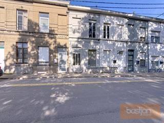 Deze volledig te renoveren woning beschikt over volgende indeling:Gelijkvloers met voorplaats, leefruimte, keuken, badkamer, berging en tuin.Eerste...