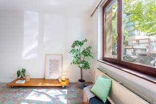 Deze woning ligt in een rustige straat, op slechts enkele stappen van de hippe Marnixplaats, het trendy Antwerpen-Zuid en het bruisende stadscentrum. In de buurt vind je tal van winkels, gezellige eet- en drinkgelegenheden. Scholen, openbaar vervoer en belangrijke invalswegen zijn vlot bereikbaar, waardoor je hier geniet van een aangename combinatie van rust en stadsleven.<br />Deze te renoveren woning, met een bewoonbare oppervlakte van ca. 173 m², biedt een unieke kans om volledig naar eigen smaak een thuis te creëren.<br />Bij binnenkomst via de inkomhal kom je rechts in de woonkamer, die achteraan aansluit op een ruime keuken en een aparte douchekamer met wastafel en toilet. Op de eerste verdieping bevinden zich twee slaapkamers en een ruime badkamer met ligbad, wastafel, tweede toilet en aansluitingen voor wasmachine en droogkast. Op de tweede verdieping en de zolderverdieping zijn telkens nog twee slaapkamers voorzien. Daarnaast beschikt de woning over een ruime kelder.<br />Dankzij de gunstige ligging en het vele potentieel is dit een buitenkans voor wie zijn eigen stempel wil drukken op een nieuwe thuis.<br />EPC-score: 303 (Label D) - zonder renovatieverplichting - P- & G-score C - Stedenbouw: Vg- Wche-Gmo-Gvkr-Gvv<br />Interesse? Contacteer ons via 03 233 33 00 of walls.be