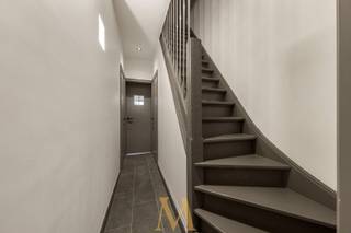 Welkom in deze smaakvol gerenoveerde woning, ideaal gelegen in de Centrumstraat, midden in het gezellige centrum van Olsene. Deze woning onderging in 2017 een totaalrenovatie waarbij zowel de technieken als het wooncomfort volledig werden vernieuwd. Dankzij de moderne uitbouw en doordachte indeling geniet je hier van een hedendaagse, lichtrijke thuis waar het meteen aangenaam vertoeven is.<br /><br />Bij het binnenkomen word je verwelkomd in de inkomhal, die toegang biedt tot de garage met automatische sectionale poort en een praktische, droge kelder. De leefruimte met open keuken vormt het hart van de woning en baadt in het licht. Vanuit hier heb je rechtstreeks zicht op en toegang tot de zonnige, zuidwestgerichte tuin met ruime tuinberging, een ideale plek om te ontspannen. Extra handig is de achterliggende doorgang via erfdienstbaarheid, wat zorgt voor bijkomend gebruiksgemak.<br /><br />Het gelijkvloers is uitgerust met vloerverwarming op gas, wat zorgt voor een aangename en energiezuinige warmte.<br /><br />Op de eerste verdieping bevinden zich twee volwaardige slaapkamers met ingemaakte kasten en een stijlvolle badkamer voorzien van een dubbele lavabo en inloopdouche. De zolderverdieping, bereikbaar via een vaste trap, werd ingericht als ruime master bedroom met maatkasten. Zowel op de verdieping als op zolder zorgt een lucht-lucht warmtepomp voor verwarming én verkoeling.<br /><br />De woning scoort bovendien uitstekend op vlak van energiezuinigheid, met een gunstig EPC-label B (102 kWh/m²) en 10 zonnepanelen (3,9 kW). Ook de elektriciteit is conform, wat deze woning volledig instapklaar maakt zonder zorgen.<br /><br />Troeven:<br />✔ Volledig gerenoveerd en instapklaar<br />✔ Energiezuinig (EPC B: 102 kWh/m²)<br />✔ Elektriciteit conform<br />✔ 10 zonnepanelen (3,9 kW)<br />✔ Zuidwestgerichte tuin met achtertoegang<br />✔ Garage + extra parkeermogelijkheid<br />✔ Centrale ligging nabij invalswegen en E17<br /><br />📞 Interesse? Plan vandaag nog uw bezoek!<br />Contacteer Maxime Vanneste via 0498 44 78 00 of info@maximevanneste.be