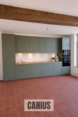 <p><span>Rust &amp; natuur nabij het stadscentrum</span></p><p><span>Aan de stadsrand van Sint-Truiden treffen wij op het pittoreske Begijnhof de site ’T Godshuis aan. Het betreft een kleinschalig project bestaande uit zeven woningen (vier nieuwbouwwoningen en drie gerenoveerde woningen ondergebracht in een beschermd monument). De ligging kunnen wij als ideaal bestempelen! Zo geniet je hier van de rust en de rijke geschiedenis die het Begijnhof uitstraalt in combinatie met de natuur van Domein ’t Speelhof. Daarnaast bevinden wij ons op wandel- en fietsafstand van het stadscentrum van Sint-Truiden. Zo begeven wij ons vlot naar lokale handelaars, supermarkten, de wekelijkse Haspengouw Markt, gezellige drank- en eetgelegenheden, het stadspark, … Ook voor grotere verplaatsingen ben je hier aan het juiste adres. Door de nabijheid van belangrijke invalswegen is een goede verbinding naar omliggende steden en gemeenten gegarandeerd. Kortom een ideale locatie om te genieten van alles wat de hoofdstad van Haspengouw te bieden heeft.</span></p><p><span> </span></p><p><span>Wonen in een beschermd monument </span></p><p><span>Woning 1 beschikt over 134m² woonoppervlakte en omvat op het gelijkvloers een inkomhal, een berging, een apart toilet en een leefkeuken.</span></p><p><span>De eerste verdieping biedt een nachthal, een badkamer en twee slaapkamers.</span></p><p><span>Onder het prachtige dakgebinte op de tweede verdieping kunnen we een ruime leefruimte en een bergruimte terugvinden.</span></p><p><span>Bijkomend kan men genieten van een privatieve tuin, terras en gemeenschappelijke fietsenstalling.</span></p><p><span>Dit allemaal met respect voor het historisch karakter (prachtige authentieke balken, traditionele materialen, …) in combinatie met hedendaags comfort wat resulteert in een energiezuinige woning klaar voor de toekomst! </span></p><p><span> </span></p><p><span>KORT SAMENGEVAT</span><span>:</span></p><p><span>Prijs: € 401.600,00</span></p><p><span>Verkoop onder registratierechten (2% of 12%)</span></p><p><span> </span></p><p><span>Wonen in een unieke setting waar heden &amp; verleden elkaar omarmen!</span></p><p><span>Nieuwsgierig welke woning het best aansluit bij jouw levensstijl? Maak snel een afspraak of vraag maar informatie aan bij één van de medewerkers van Canius Real Estate. Je kan ons bereiken op het nummer 011 74 12 36 of via <span>info@canius.be</span></span><span>.</span></p><p><span> </span></p><p><span>*Deze gegevens zijn louter ter informatieve titel. De vermelde oppervlaktes zijn slechts een indicatie. Canius Real Estate kan niet verantwoordelijk gesteld worden voor de juistheid van de aan haar verstrekte gegevens.</span></p><p><span> </span></p><p><span> </span></p>