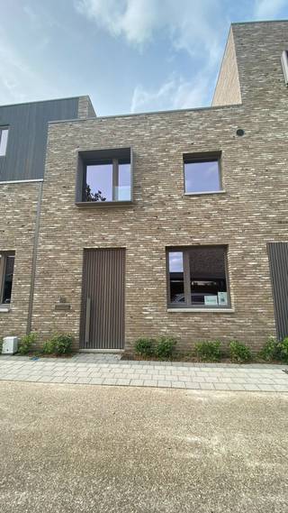 Sint-Truiden, de stad die je doet dromen van bloesems en lekker fruit. Met de boomgaarden in je achtertuin geniet je op Park Gulden Bodem elke dag van een uniek uitzicht. En je voortuin? Dat is de historische, bruisende stad die Sint-Truiden is.  Geen compromissen maar het beste van twee werelden. Deze <strong>energiezuinige nieuwbouwwoningen</strong> liggen op wandelafstand van het stadscentrum.<br /><br />Ontdek deze <strong>ruime stadswoning</strong>, ze is al in opbouw, maar jij kan de afwerking binnen nog volledig kiezen zodat het een echte thuis voor je wordt. De sublieme architectuur, hoogwaardige afwerking en duurzame karakter zorgen voor een ultiem woongenot. Deze woning heeft maar liefst <strong>3 slaapkamers</strong>, een open keuken en een geweldige <strong>leefruimte</strong> op de eerste verdieping. De<strong> tuin</strong> is onderhoudsvriendelijk en gericht op maximale privacy. Benieuwd naar hoe het er afgewerkt zou kunnen uitzien? Bekijk zeker eens onze tiktok-video en foto's van stadswoning nr 40. Hou jij van een stijlvolle woning met een verrassende woonkamer en een verfijnde elegantie? Maak dan vandaag nog een afspraak.<br /><br />Indeling:
<ul>
	<li>Kelder: garage met sectionaal poort, fietsberging</li>
	<li>Gelijkvloers: inkomhal , WC, eethoek, zithoek, open keuken, berging  en terras </li>
	<li>Eerste verdieping: slaapkamer 1 met dressing, badkamer en technische berging, slaapkamer 2, slaapkamer 3</li>
	<li>Prijs casco van 316.920,00 euro inclusief kosten /  Prijs afgewerkt volgens het algemeen lastenboek van 391.494,00 euro inclusief kosten (Inbegrepen kosten zijn: notariskosten, grond, registratie rechten, architect, EPB, veiligheidscoördinator, BTW).</li>
</ul>
ℹ️ Wens je meer informatie of een afspraak? Bel ons dan nu op het nummer 011 45 82 30<br />💻 Meer projecten? Surf naar www.splendid.be. Samen maken we jouw woondroom waar.