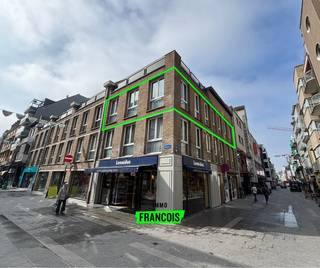 Dit appartement is gelegen in de Vissersstraat, aanpalend aan de Kerkstraat, op nog geen 100 meter van zee en strand. Het bevindt zich in het...