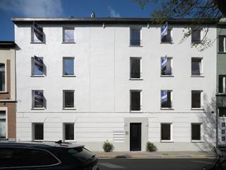 <strong>Kwaliteitsvolle gerenoveerd appartement nabij het Groenevalleipark en de Coupure.</strong><br /><br /><em>Voor meer informatie, mail naar info@carloeggermont.be</em><br /><br />Het appartement bevindt zich <strong>nabij het Groenevalleipark</strong>, de <strong>Coupure</strong> en op<strong> wandelafstand </strong>van het <strong>bruisende stadscentrum.</strong> Een <strong>vlot bereikbare locatie</strong> in de<strong> </strong>nabijheid van diverse<strong> hogescholen en universiteiten.</strong><br /><br />De unit maakt deel uit van een <strong>kleinschalige residentie</strong> (11 units), wat zorgt voor een <strong>eenvoudige beheerstructuur</strong> met <strong>lage maandelijkse kosten. </strong>Ze werden totaal<strong> gerenoveerd (2025) </strong>met <strong>extra aandacht </strong>voor<strong> isolatie en esthetiek, </strong>wat zich vertaalt in een<strong> uitstekende EPC A score </strong>van<strong> 76 kWh.<br /><br />Extra troef </strong>zijn de <strong>zonnepanelen </strong>die<strong> privatief zijn aangesloten!</strong><br /><br />Elke unit beschikt over een <strong>uitgeruste keuken</strong>, een<strong> aparte slaapkamer</strong>, een<strong> moderne badkamer</strong> met aansluiting voor wasmachine, en <strong>aparte tellers en meters</strong>. Verder is er gemeenschappelijk een <strong>fietsenberging</strong> en de mogelijkheid tot aankoop van een <strong>extra bergruimte</strong>.<br /><br /><strong>Een opportuniteit voor ouders van studerende kinderen, investeerders of starters door zijn bereikbare prijzen, ligging en hoogwaardige afwerking.</strong><br />(Aandeel kosten opmeting en opmaak basisakte ten laste van de koper)