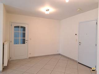 <p><span>Aangenaam, energiezuinig 2 slaapkamer appartement gelegen <br />pal in het centrum van Borgloon.</span></p><p><span> </span></p><p><span>Het appartement is gelegen op de eerste verdieping. Er is een lift in het gebouw.<br />De huurprijs is </span><span>inclusief</span><span> een ondergrondse autostaanplaats en een kelderberging.</span></p><p><span>Zowel de autostaanplaats alsook de kelderberging werden voorzien van een stopcontact.</span></p><p><span> </span></p><p><span>Via de ruime leefruimte treft men aansluitend het keuken-gedeelte.</span></p><p><span>In de keuken zijn volgende toestellen voorzien: koelkast met diepvriesvak, combi-oven en </span></p><p><span>een keramische kookplaat met dampkap.</span></p><p><span>Volgend op de keuken treft men de praktische wasberging, voorzien van een waterontkalker.<br /><br /></span></p><p><span>Via de nachthal kan men de 2 slaapkamers, de badkamer en het apart toilet bereiken.</span></p><p><span>De badkamer werd voorzien van een lavabo met meubel en een douche.</span></p><p><span>De slaapkamers zijn voorzien van inbouwkasten.</span></p><p><span> </span></p><p><span>Het appartement is instapklaar en voorzien van gordijnen en lichtarmaturen.</span></p><p><span> </span></p><p><span>In de gemeenschappelijke inkomhal is er camerabewaking wat een veilig gevoel</span></p><p><span>kan bieden aan de bewoners.<br /><br /></span></p><p><span>Algemene informatie:</span><span><br />Huurprijs: 750 euro/maand<br />Algemene onkosten: 60 euro/maand</span></p><p><span>vrij vanaf: onmiddellijk</span></p><p><span>Huisdieren: niet toegelaten</span></p><p><span>EPC-waarde: 88 kWh/m²</span></p>