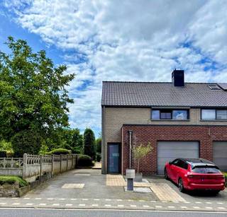 Deze praktische halfopen woning (bouwjaar 2008) is instapklaar, energiezuinig en biedt alle hedendaags comfort in een rustige, groene omgeving...