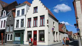 <strong>Opbrengsteigendom</strong> met <strong>Handelspand</strong>, <strong>Magazijn </strong>en karaktervolle <strong>3-slaapkamerwoning</strong> met ruim Stadsterras te koop op een interessante en commerciele ligging in het <strong>centrum van Brugge,</strong> op een 500 meter van de grote Markt en dichtbij de Ezelpoort, de ring, openbaar vervoer en parking de Biekorf. <br />+ Uitstekende mobiscore 9,4 op 10!<br /><br />Handelspand omvat een commerciele ruimte ( thans kapsalon ) van 6,65 x 5.24 = 35 m²<br />Bruikbare vloeroppervlakte volgens epc 43 m² <br />Energielabel F<br />Dit pand is mogelijks onderhevig aan de renovatieplicht van niet-residentieel vastgoed, opgelegd door de Vlaamse overheid.<br /><br />Ruime opslagplaats met een oppervlakte van 6,70 m x 16 m = 107,20 m²<br />Toilet aanwezig!<br />Nutsvoorzieningen : water, gas, elektriciteit en drijfkracht!<br />Thans afzonderlijk verhuurd!<br /><br />De woning omvat een inkom, ruime en lichtrijke living, ingerichte keuken met toestellen, berging met voorziening wasmachine, badkamer met ligbad-douche combi, toilet, 3 ruime slaapkamers, grote geisoleerde zolder en een ruim stadsterras met bordertuintje! Thans afzonderlijk verhuurd! <br />Energielabel D! Geen renovatieplicht!<br />+ Uitstekende mobiscore 9,4 op 10! <br /><br />Vastgoedinlichtingen in aanvraag!<br />P-score=A G-score=A<br />#vastgoedinvestering #brugge<br /><br />Totale grondoppervlakte 270 m²