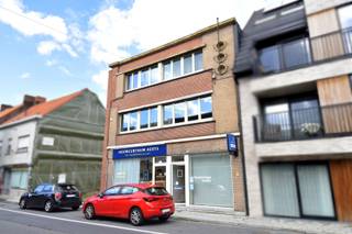 Kantoor/winkel ruimte van 23m² met bijhorende kelder berging van 30m².Beschikbaarheid: 01/10/2026Adres: Bissegemstraat 15, GullegemHuurprijs: 475...