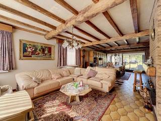 <p><span><span><strong>Stevige gezinswoning met 2 SLPK, Garage én Tuin!</strong></span><br /><br />Deze <strong>degelijk gebouwde halfopen bebouwing</strong> is <strong>rustig gelegen</strong> in een zijstraat van de Moorselbaan, een belangrijke verbindingsweg die u enerzijds vlot naar het stadscentrum brengt en anderzijds naar de Faluintjesgemeente Moorsel. Winkels, scholen, openbaar vervoer en andere dagelijkse voorzieningen bevinden zich op korte afstand en zijn zowel met de wagen als met de fiets gemakkelijk bereikbaar.</span></p>
<p><span>Bij het betreden van de woning wordt u verwelkomd in <strong>een riante inkomhal met gastentoilet.</strong> Via <strong>een authentieke dubbele glazen deur </strong>bereikt u <strong>de bijzonder ruime en lichtrijke leefruimte</strong>. Dankzij de <strong>grote raampartijen</strong> geniet u hier van <strong>een aangename lichtinval </strong>en een mooi uitzicht op de veranda. De veranda vormt op haar beurt een natuurlijke overgang naar <strong>het terras en de achterliggende tuin</strong>. Via grote schuiframen staan leefruimte, veranda en tuin in directe verbinding met elkaar, wat zorgt voor <strong>een aangenaam ruimtelijk gevoel</strong>.</span></p>
<p><span>De woning beschikt over <strong>een afzonderlijke, geïnstalleerde keuken</strong>. Aansluitend bevindt zich <strong>een praktische afgesloten berging </strong>met rechtstreekse toegang tot de tuin. Aan de linkerzijde van de woning vindt u bovendien <strong>een ruime garage</strong>.</span></p>
<p><span>Op de verdieping bevinden zich <strong>twee uitzonderlijk ruime slaapkamers</strong>. De <strong>royale nachthal </strong>verbindt de verschillende ruimtes en geeft tevens toegang tot <strong>een afgesloten berging die perfect kan worden ingericht als dressing</strong>. Via een zolderluik bereikt u de <strong>ruime zolderverdieping</strong>, die momenteel dienstdoet <strong>als extra bergruimte</strong>.</span></p>
<p><span>De tuin is eveneens bereikbaar via de <strong>praktische oprit naast de woning</strong>, die rechtstreeks naar de garage leidt.</span></p>
<p><span>Bent u op zoek naar <strong>een solide woning met royale ruimtes</strong>, <strong>een rustige ligging </strong>en tal van mogelijkheden om verder naar eigen smaak in te richten? Dan is deze woning zeker een bezoek waard.<br /><br />Voor meer info en/of een bezoek contacteer uw vastgoedkantoor KURTIMMO via 0476/076993 of info@kurtimmo.be!</span></p>