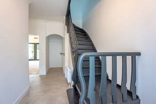 Prachtige afgewerkte 3 slaapkamer woning met garage en zuid - west tuin.gelijkvloers: inkomhal met apart toilet, living met zicht op tuin en nieuwe...