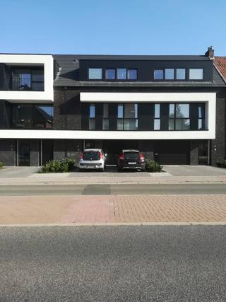 Deze mooie bel-étage woning beschikt op het gelijkvloers over de volgende indeling: inkomhal, berging/wasplaats, garage en terras. Op de 1e...
