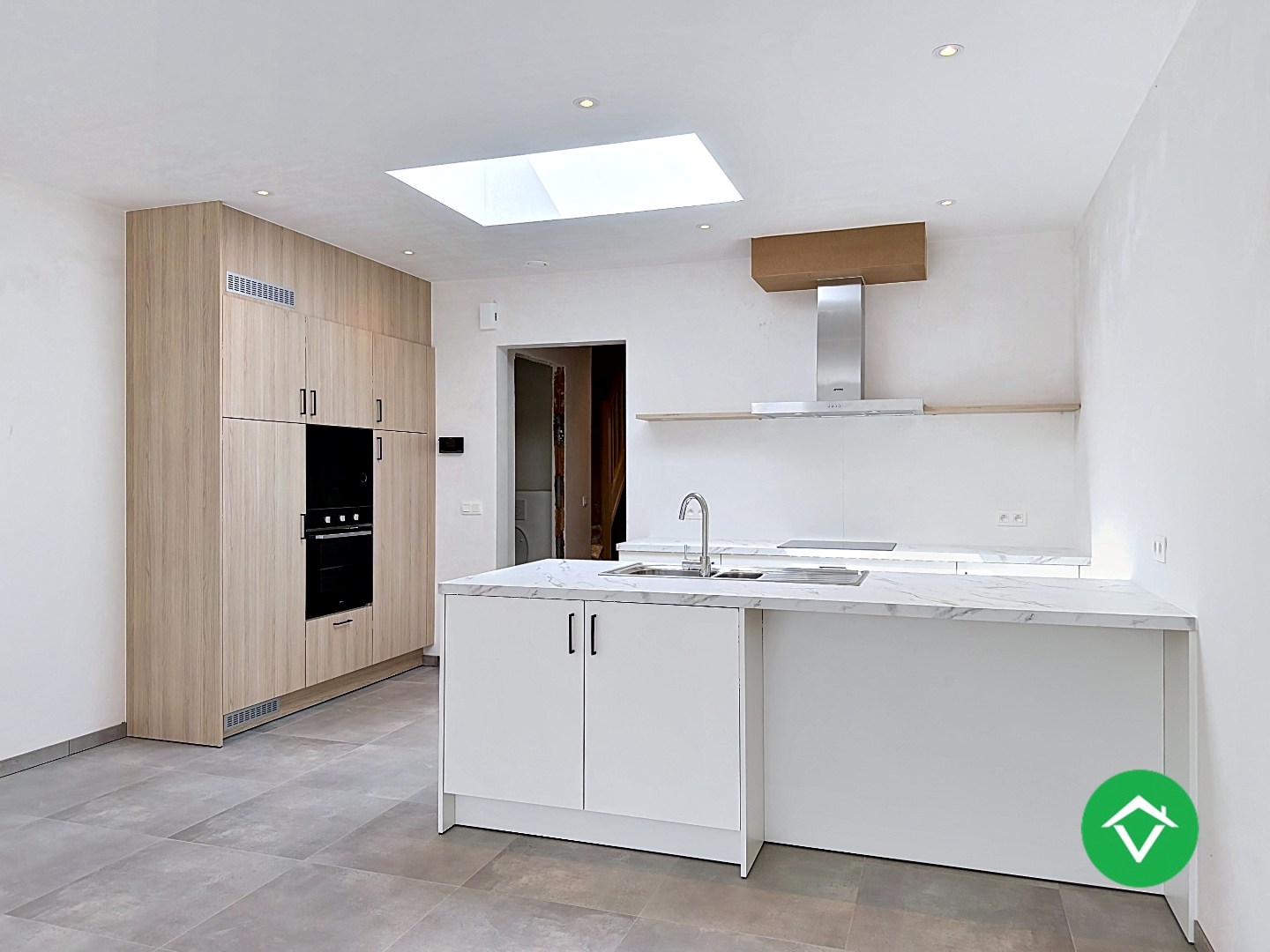 Centraal gelegen nieuwbouwwoning met 3 slaapkamers, tuin en overdekte autostaanplaats - foto 4