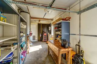 <p>Interesse? Neem gerust contact op met Erik via erik@copandi.be of via 0497/530796.</p><p></p><p>Deze ruime open bebouwing is gelegen in Boortmeerbeek (Hever), meer bepaald in de Kallebeekstraat 18. Dit is een rustige straat op een goede locatie. Winkels, openbaar vervoer en scholen zijn te vinden in de nabijheid. De woning werd gebouwd op een mooi perceel van 10a32ca. Oorspronkelijk dateert de woning van 1965, maar in 1995 werd ze uitgebreid met twee extra entiteiten. Hierdoor is er nu een gelijkvloers woongedeelte met 3 slaapkamers en daarboven nogmaals 2 wooneenheden met elk 2 slaapkamers.</p><p>Er werd goed geïsoleerd en er werden zonnepanelen met een batterij geplaatst, waardoor ze beschikt over een erg positief EPC met een B-label. Ook is de woning volledig asbestveilig.</p><p>Een interessante opportuniteit voor een grote familie, die graag wil samenwonen op hetzelfde adres, maar toch apart.</p><p></p><p><strong>Gelijkvloers</strong><br />Het gelijkvloers vormt één geheel met de grote tuin en biedt een aangename en praktische woonindeling. Er is een grote leefruimte met aansluitend de keuken met extra berging. Op deze verdieping zijn er bovendien meerdere kamers die kunnen dienen als slaapkamers, bureau of hobbyruimte. Verder beschikt het gelijkvloers over een badkamer, een apart toilet en een ruime garage met plaats voor een wagen en extra opslag. De directe connectie met de tuin maakt dit niveau bijzonder aantrekkelijk voor wie houdt van buitenruimte en rust.</p><p><br /><strong>Verdiep 1</strong><br />Op de eerste verdieping bevinden zich twee aparte woonunits, elk met een eigen indeling. Beide units beschikken over een leefruimte met keuken, slaapkamers en sanitaire voorzieningen.</p><p><br /><strong>Verdiep 2</strong><br />Elke woonunit beschikt over een eigen zolderkamer, wat zorgt voor extra ruimte die kan dienen als slaapkamer, bureau of bergruimte.</p><p><br />✅ Gelijkvloers met grote tuin<br />✅ Twee aparte woonunits op de verdieping<br />✅ Zeven slaapkamers<br />✅ Garage en veel bergruimte<br />✅ Goede ligging</p><p>✅ Asbestveilig</p><p>✅ Goed EPC met B-label</p>